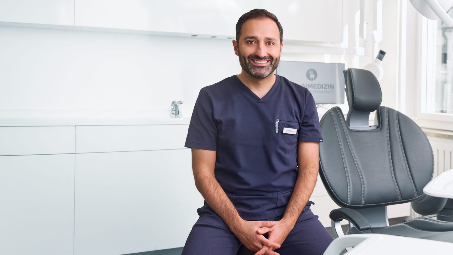 Zahnarzt Nuhro Makko in seiner Praxis Zahnmedizin Rindermarkt