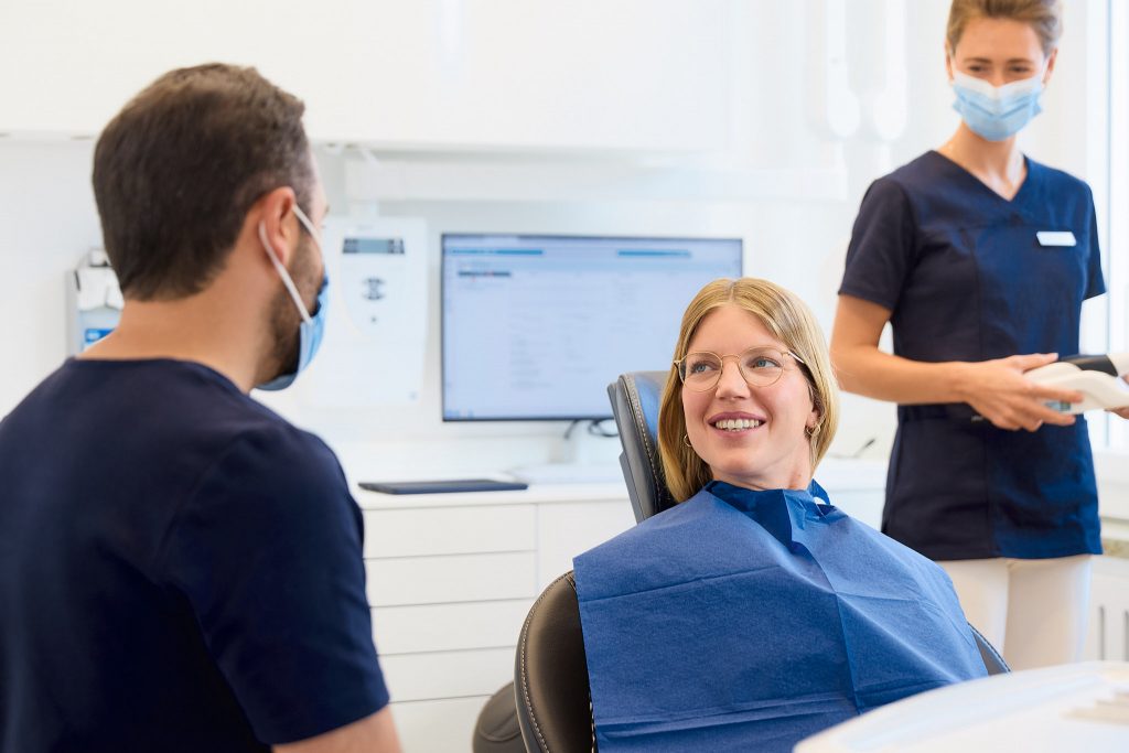 Freundliche Behandlung in der Praxis Zahnmedizin Rindermarkt